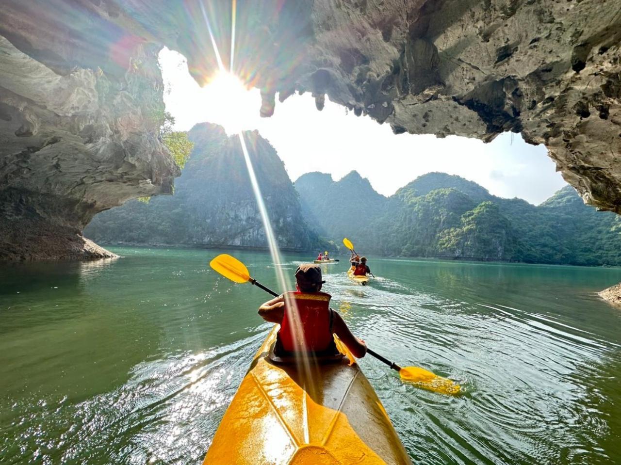 Sunlight Boutique Cruise - Cat Ba Island Hotell Ha Long Exteriör bild