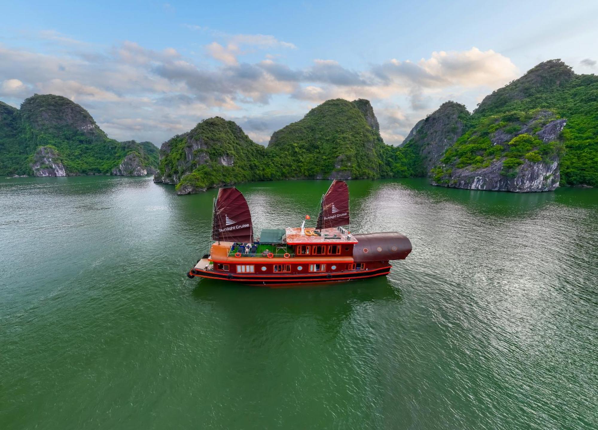 Sunlight Boutique Cruise - Cat Ba Island Hotell Ha Long Exteriör bild