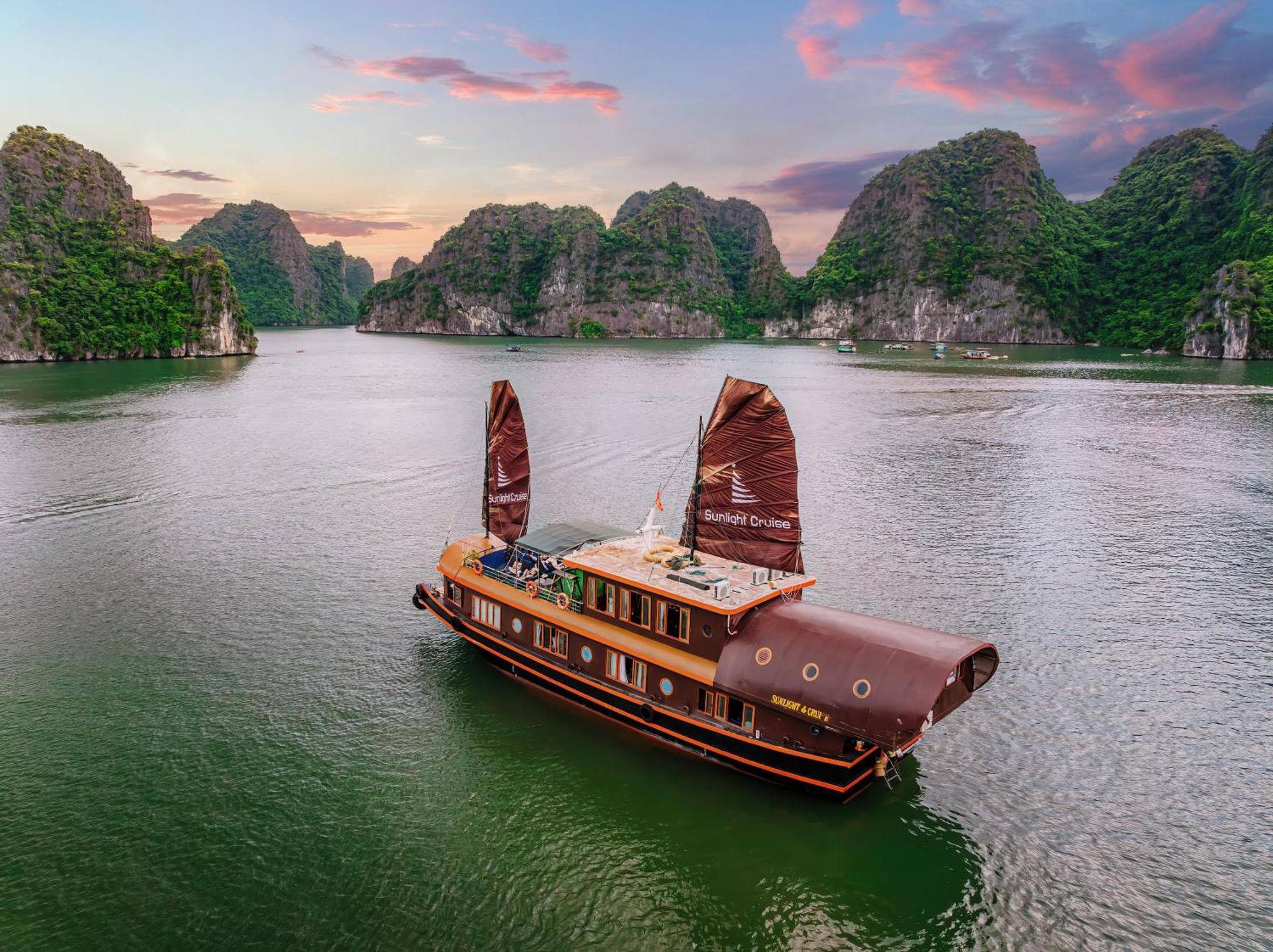 Sunlight Boutique Cruise - Cat Ba Island Hotell Ha Long Exteriör bild